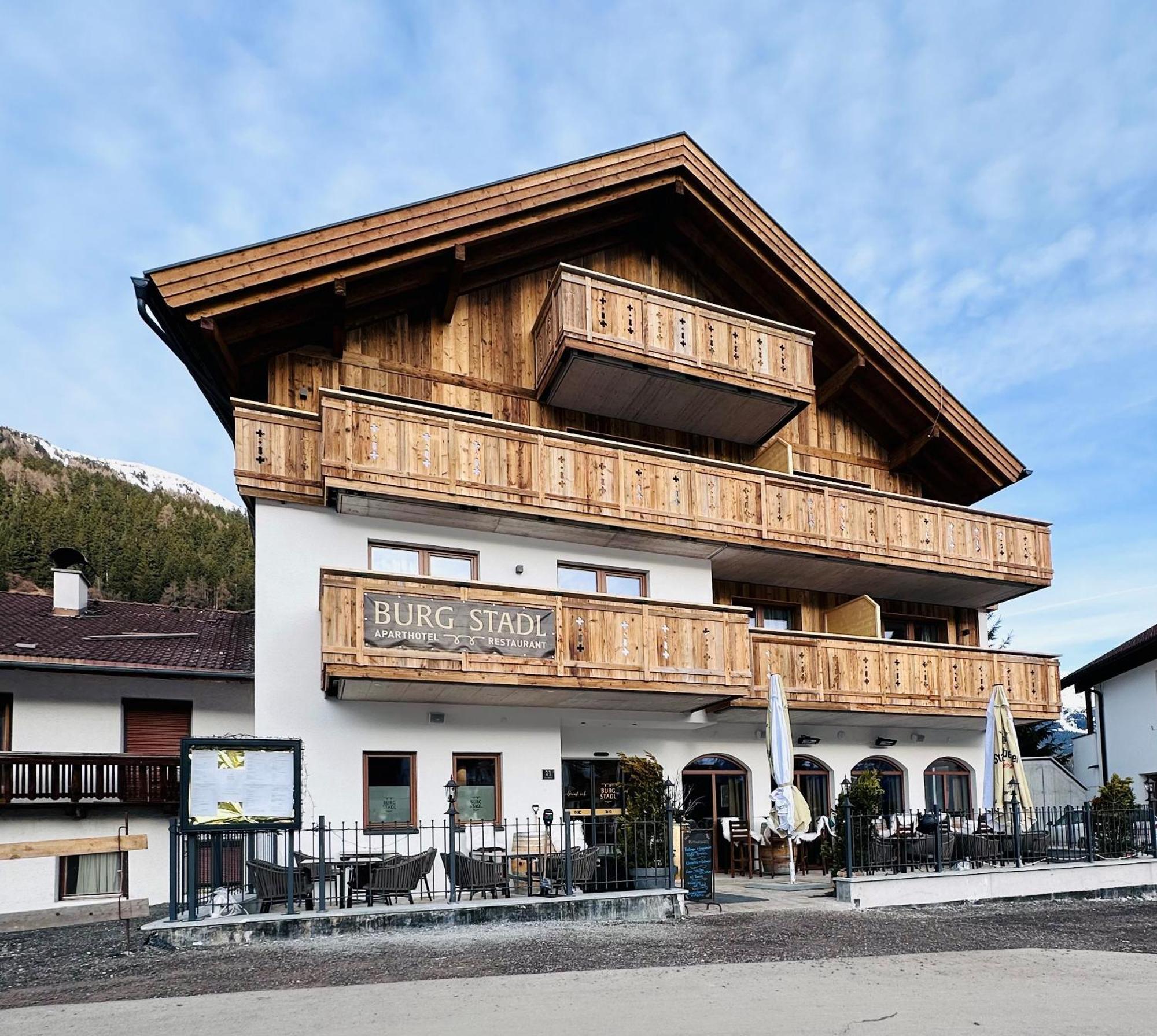 Burgstadl Aparthotel & Restaurant ラディス エクステリア 写真