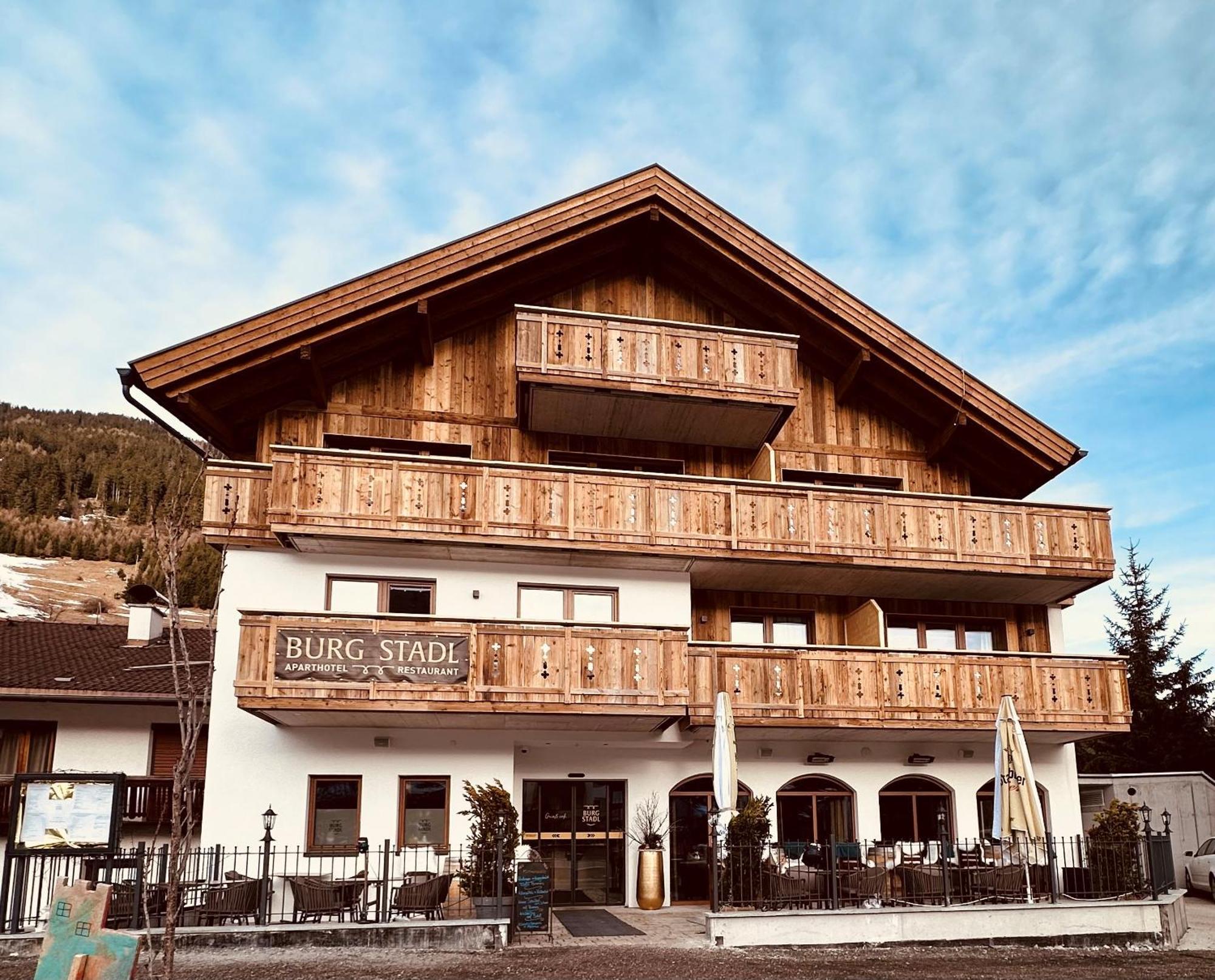 Burgstadl Aparthotel & Restaurant ラディス エクステリア 写真