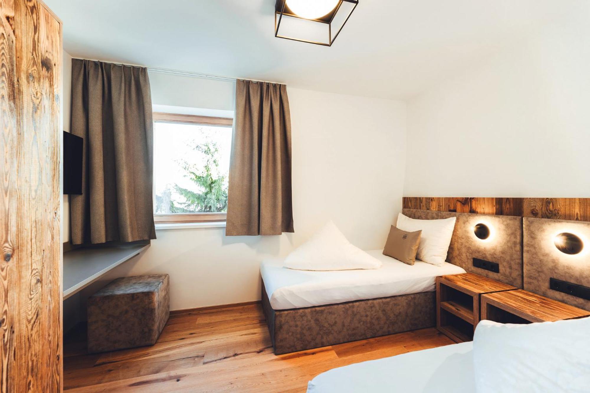 Burgstadl Aparthotel & Restaurant ラディス エクステリア 写真