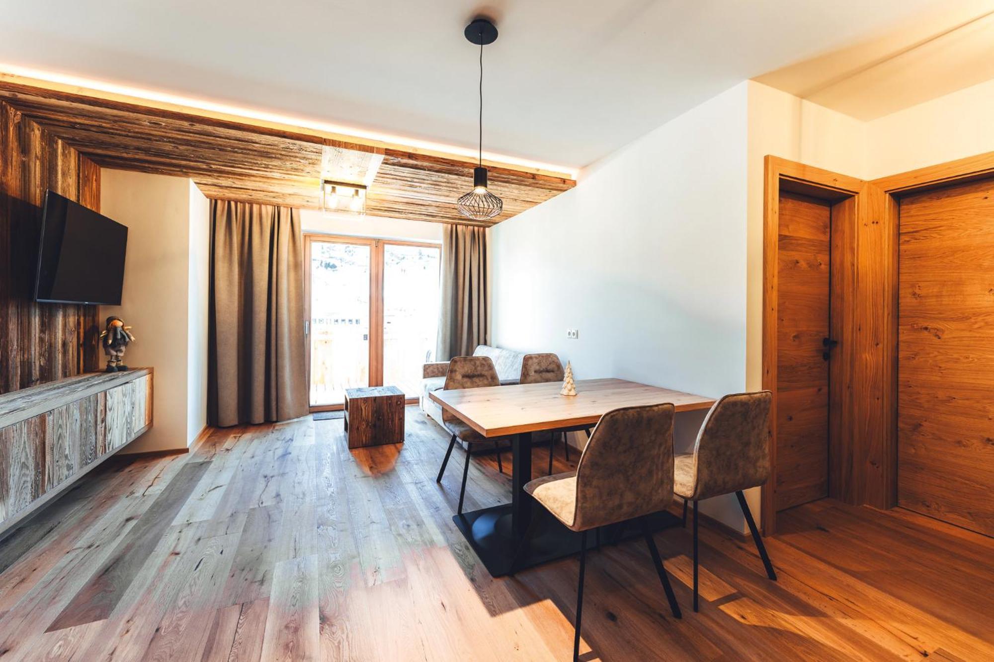 Burgstadl Aparthotel & Restaurant ラディス エクステリア 写真