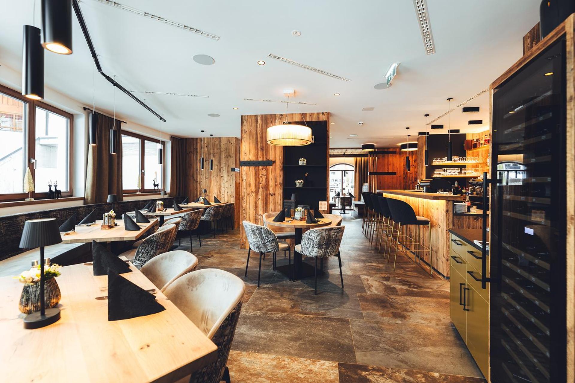 Burgstadl Aparthotel & Restaurant ラディス エクステリア 写真